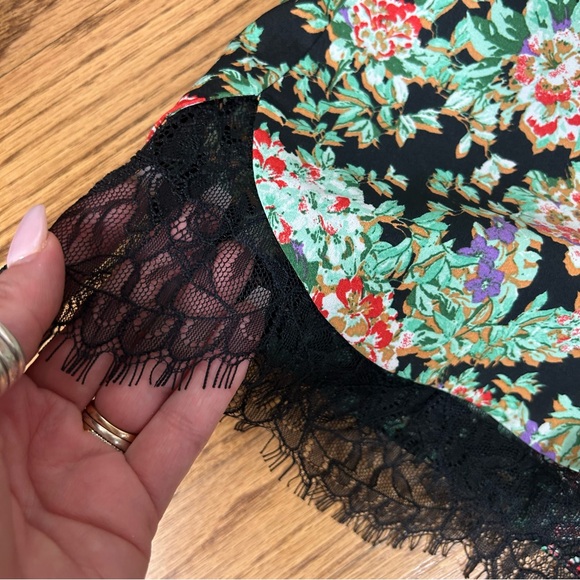 TOPSHOP | Floral Lace Trim Hem Shorts Size 4 - Picture 8 of 11